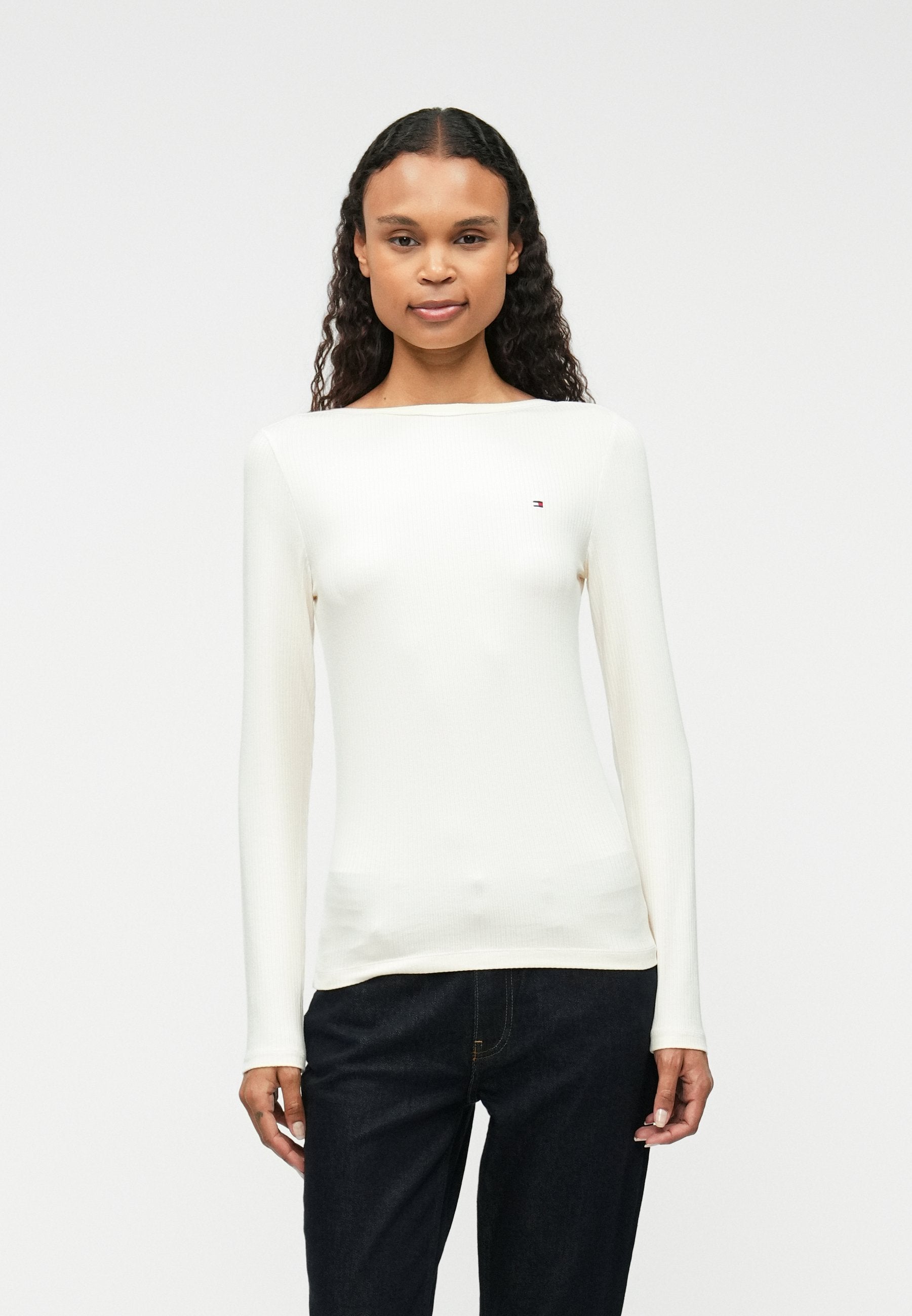 RIBBED SLIM BOAT NECK LONG SLEEVE T-SHIRT Media 3