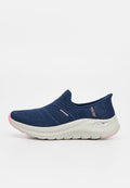 Marineblaue Slip-On-Sneaker mit strukturiertem Strick-Obermaterial, weiß gesprenkelter Sohle, wasserfestem Label und Arch Fit Support Branding an der Ferse.