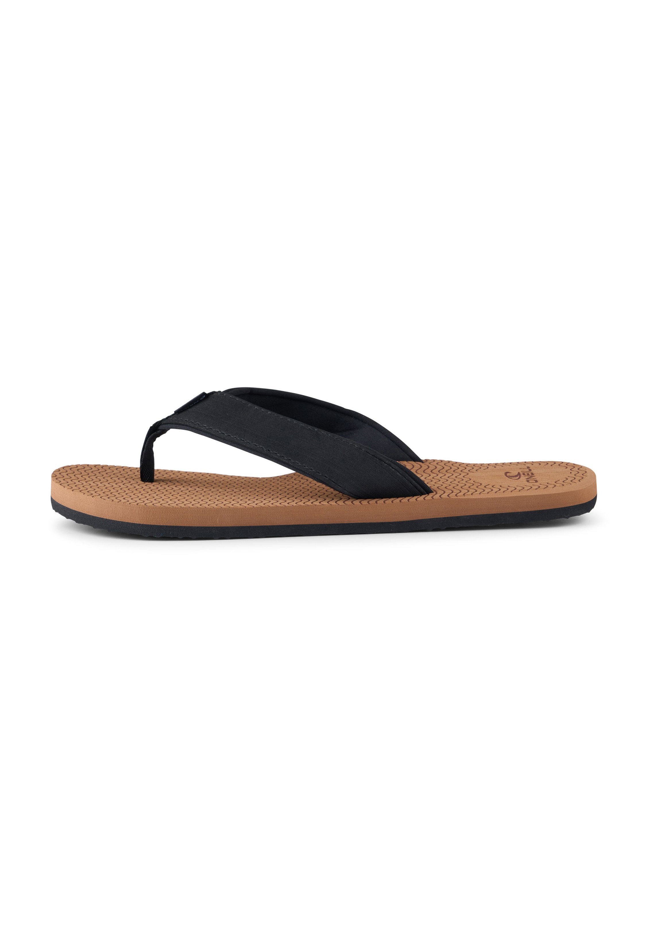 Brauner Flip-Flop-Sandale mit strukturierter Sohle und schwarzen Stoffzehenriemen, seitlich auf weißem Hintergrund gezeigt.