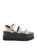 Helle rosa Kunstleder-Sandalen mit einer klobigen schwarzen Plattform und drei schmalen Riemen. Sie verfügen über einen verstellbaren Schnallenverschluss und eine weiße Ziernaht.