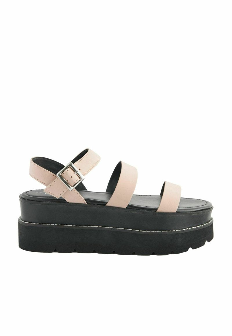 Helle rosa Kunstleder-Sandalen mit einer klobigen schwarzen Plattform und drei schmalen Riemen. Sie verfügen über einen verstellbaren Schnallenverschluss und eine weiße Ziernaht.