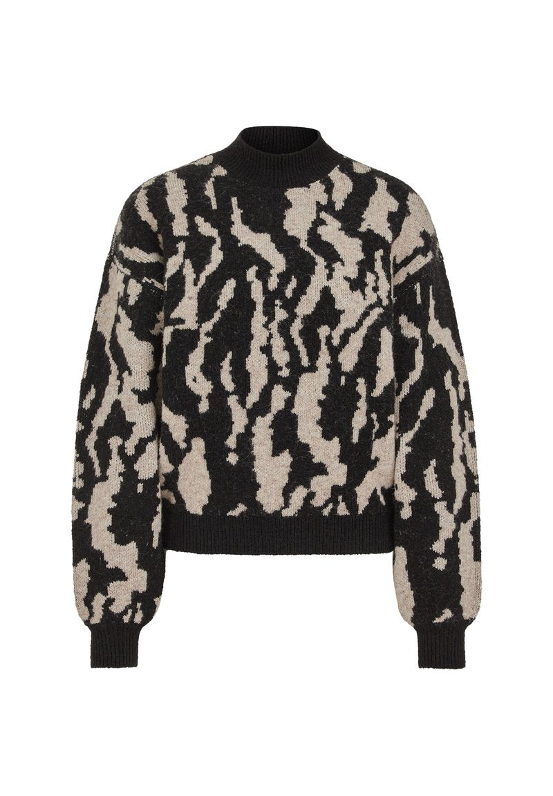 Strickpullover mit hohem Kragen, schwarz-beigem Tiermuster und gerippten Bündchen und Saum für eine strukturierte Optik.