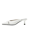 Weiße Slingback-Schuhe mit spitzer Zehenform und niedrigem Absatz, glatter Textur und einem dekorativen Riemen mit silbernen Hardware-Akzenten.