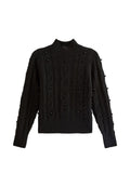Schwarzer gestrickter Pullover mit hohem Kragen, verziert mit einem Zopf-Muster und verstreuten schwarzen Perlenakzenten an den Ärmeln. Figurbetonter Stil, lange Ärmel.