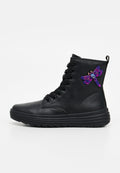 Schwarzer Leder-High-Top-Stiefel mit dicker Sohle und schwarzen Schnürsenkeln, mit einer lila-blauen bestickten Libelle an der Seite.
