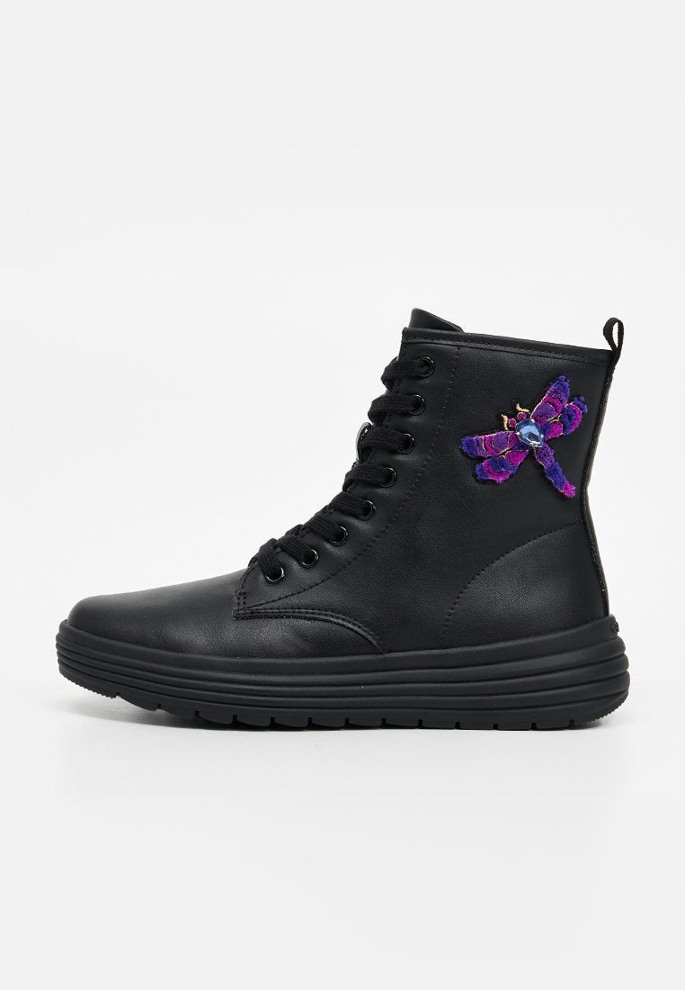 Schwarzer Leder-High-Top-Stiefel mit dicker Sohle und schwarzen Schnürsenkeln, mit einer lila-blauen bestickten Libelle an der Seite.
