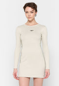 Beige Kleid mit langen Ärmeln und enganliegendem Design, aus glattem Material gefertigt; verfügt über ein kleines Logo auf der Brust und einen einfachen Rundhalsausschnitt.