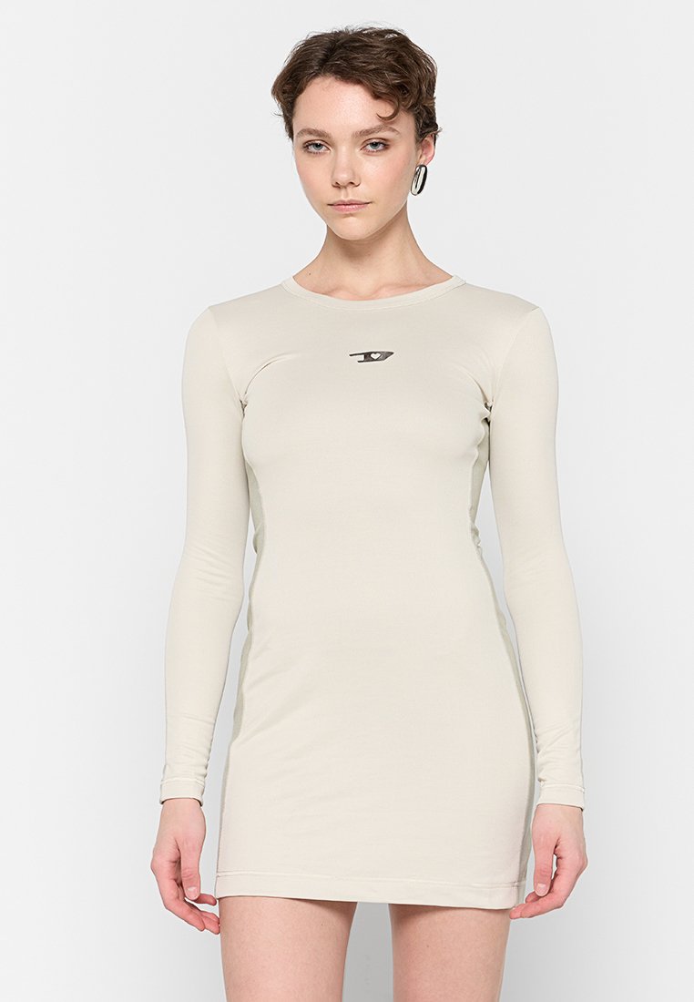 Beige Kleid mit langen Ärmeln und enganliegendem Design, aus glattem Material gefertigt; verfügt über ein kleines Logo auf der Brust und einen einfachen Rundhalsausschnitt.