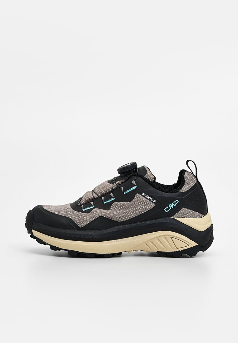 Schwarzer und beiger wasserdichter Wanderschuh mit strukturierter Stoffoberfläche, Mesh-Elementen und einem schnellen Schnürsystem. Verfügt über eine langlebige Gummisohle und guten Grip.