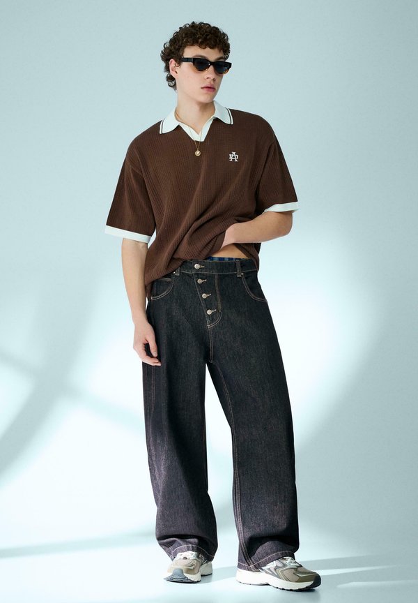 Bershka BARREL WITH FRONT BUTTONS - Baggy Jeans - royal blue