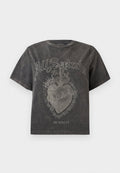 Schwarzes Baumwoll-T-Shirt mit kurzen Ärmeln, mit einer silbernen Herz-Grafik und dem Schriftzug "AllSaints" in einer kunstvollen Schriftart. Detail mit abgenutzter Textur.