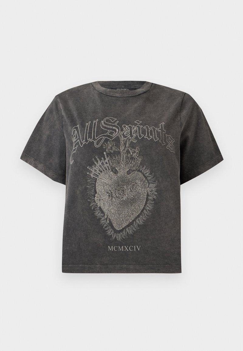 Schwarzes Baumwoll-T-Shirt mit kurzen Ärmeln, mit einer silbernen Herz-Grafik und dem Schriftzug "AllSaints" in einer kunstvollen Schriftart. Detail mit abgenutzter Textur.