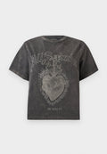 Schwarzes Baumwoll-T-Shirt mit kurzen Ärmeln, mit einer silbernen Herz-Grafik und dem Schriftzug "AllSaints" in einer kunstvollen Schriftart. Detail mit abgenutzter Textur.