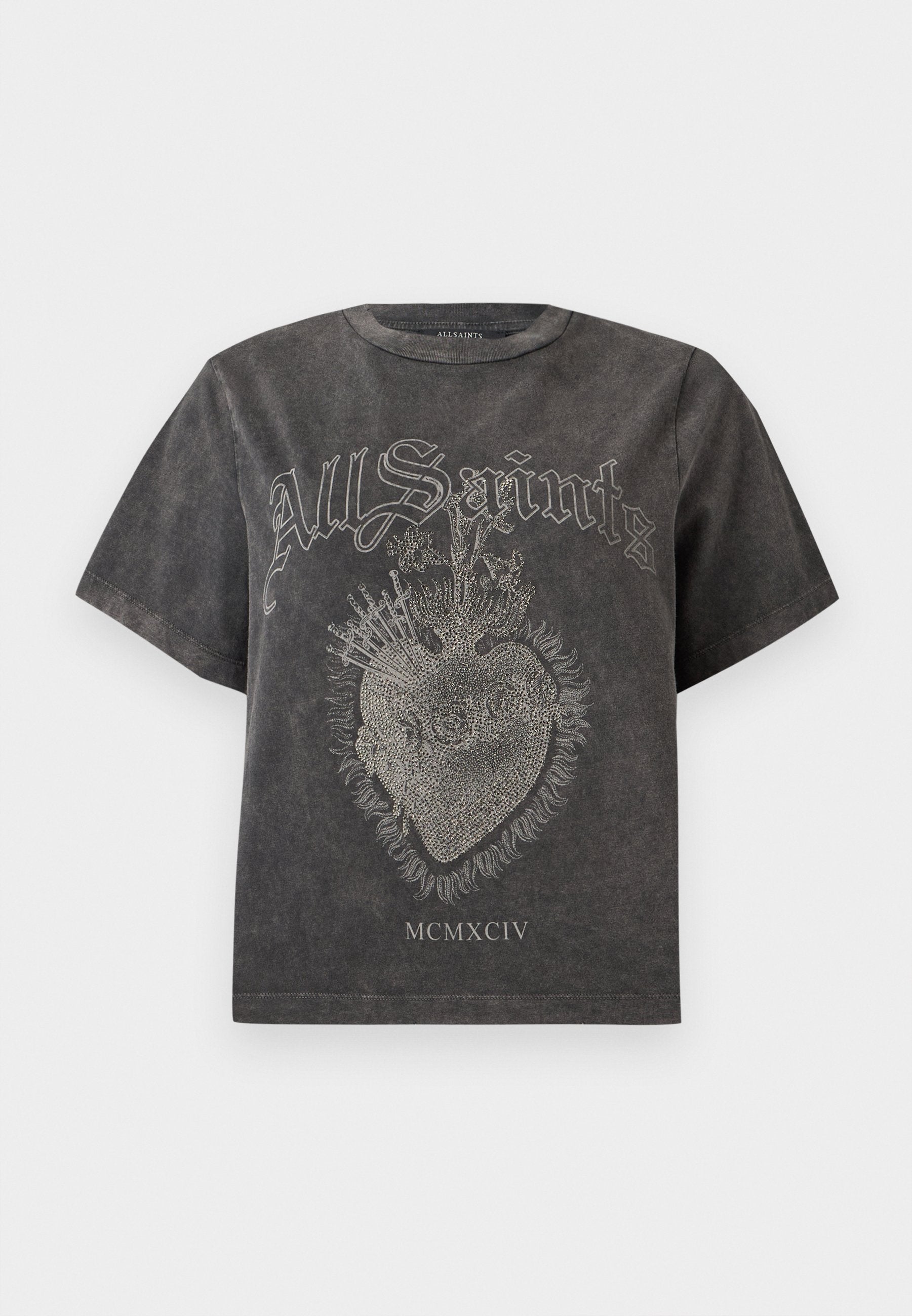 Schwarzes Baumwoll-T-Shirt mit kurzen Ärmeln, mit einer silbernen Herz-Grafik und dem Schriftzug "AllSaints" in einer kunstvollen Schriftart. Detail mit abgenutzter Textur.