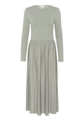 Langärmliges Kleid in Hellgrün, mit tailliertem Oberteil und plissiertem Rock. Aus weichem Stoff mit glatter Textur und lässigem Design.