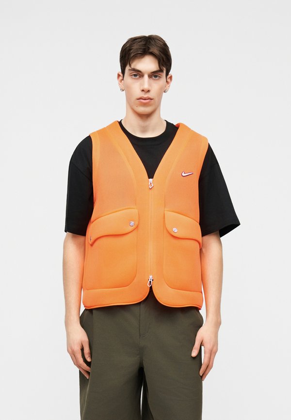Nike Sportswear BUBBLE POD UNISEX - Waistcoat - total orange/purple dynasty/tangerine tint