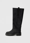 Schwarze knöchelhohe Stiefel aus glattem Leder mit runder Zehenpartie, dicker Sohle mit Profil und einer Schlaufe hinten.