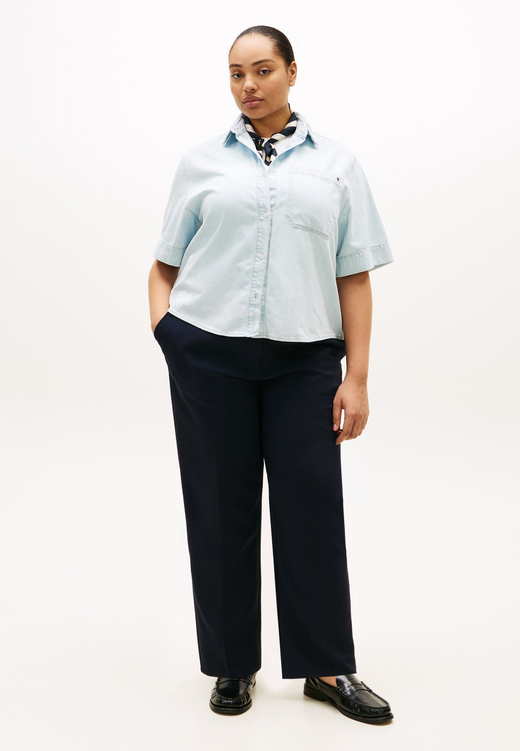 CURVE RELAXED FIT DENIM SHORT SLEEVE SHIRT Media 2