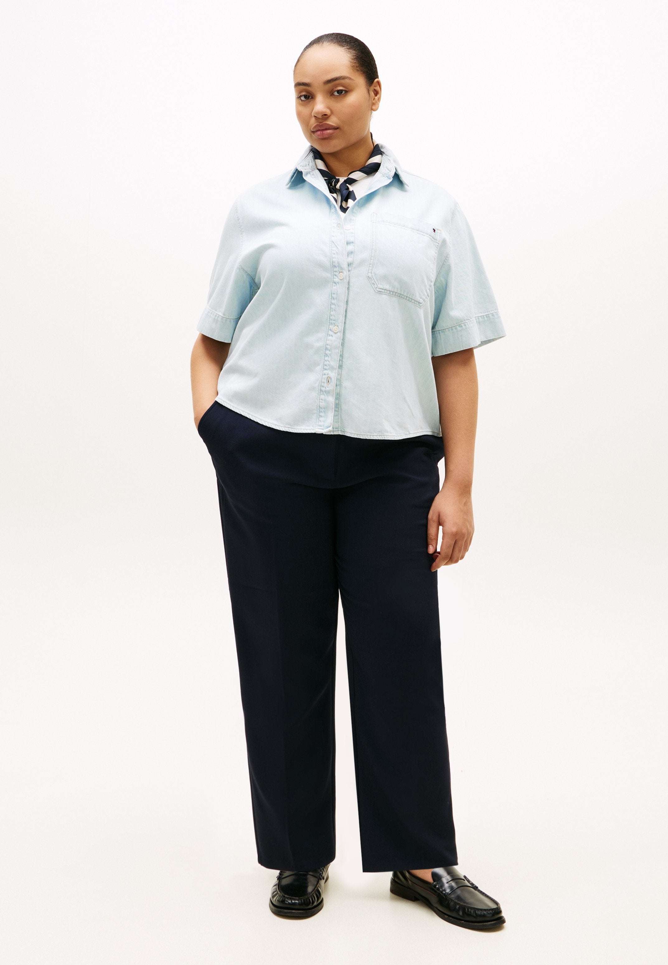 CURVE RELAXED FIT DENIM SHORT SLEEVE SHIRT Media 2