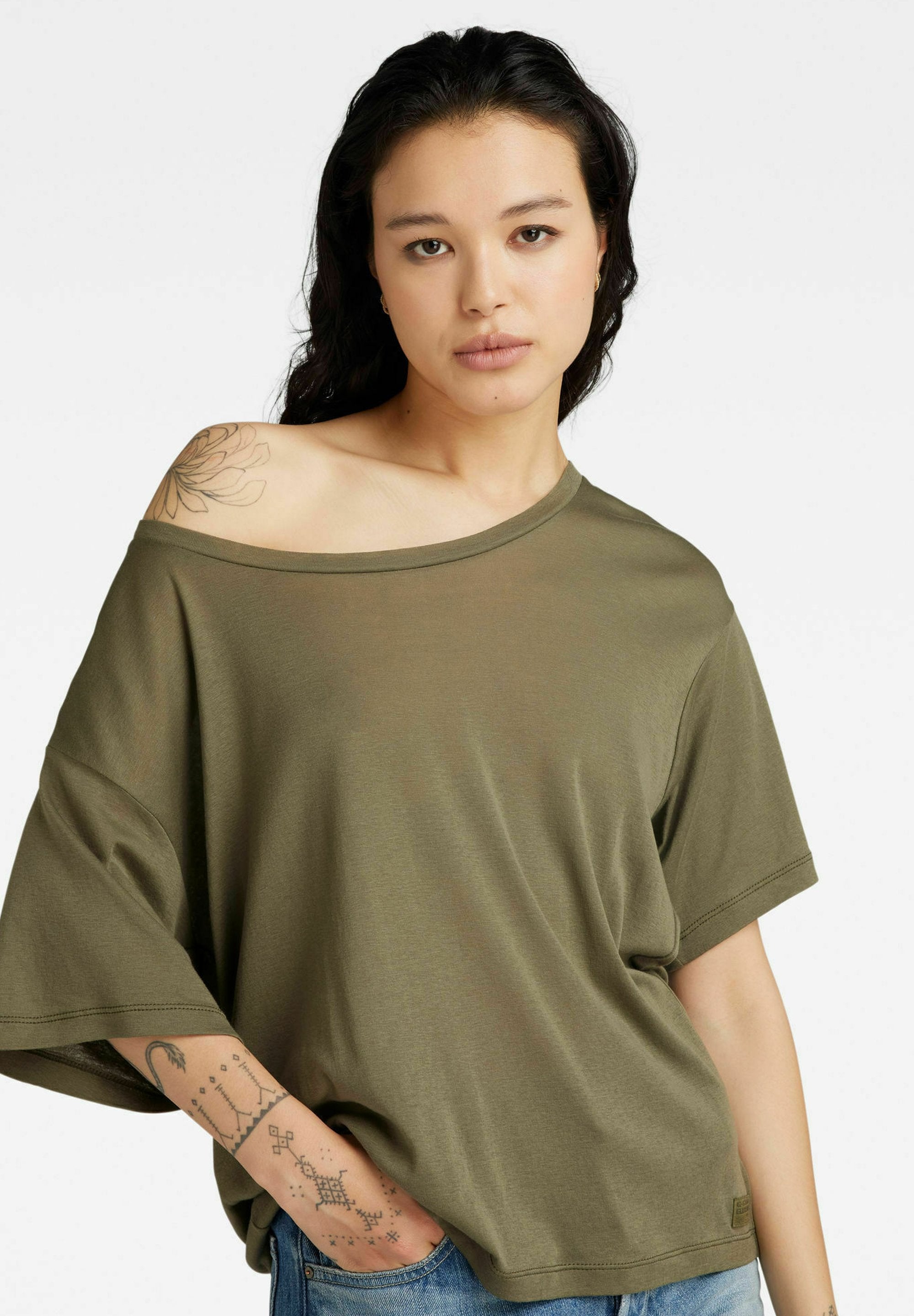BACK SEAM LOOSE Media 4