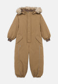 Brauner, isolierter Schneeanzug mit einer mit Fell gefütterten Kapuze, elastischen Bündchen, zwei vorderen Taschen und reflektierenden Akzenten entlang der Beine.