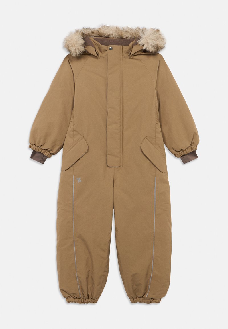 Brauner, isolierter Schneeanzug mit einer mit Fell gefütterten Kapuze, elastischen Bündchen, zwei vorderen Taschen und reflektierenden Akzenten entlang der Beine.