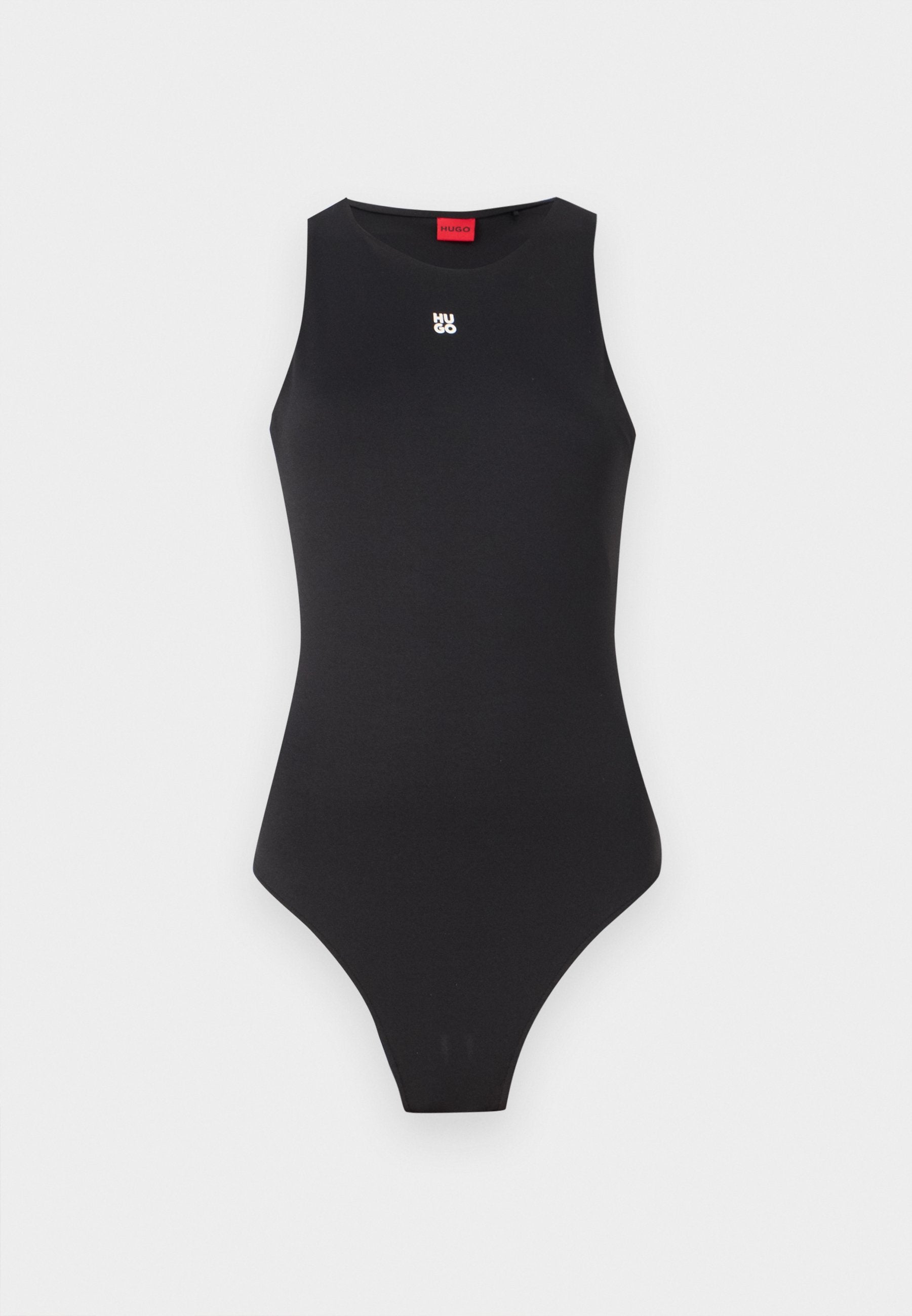 Schwarzer Body mit ärmellosem Design, aus glattem Material gefertigt. Verfügt über ein kleines weißes Logo auf der Brust und einen hochgeschnittenen Beinausschnitt.