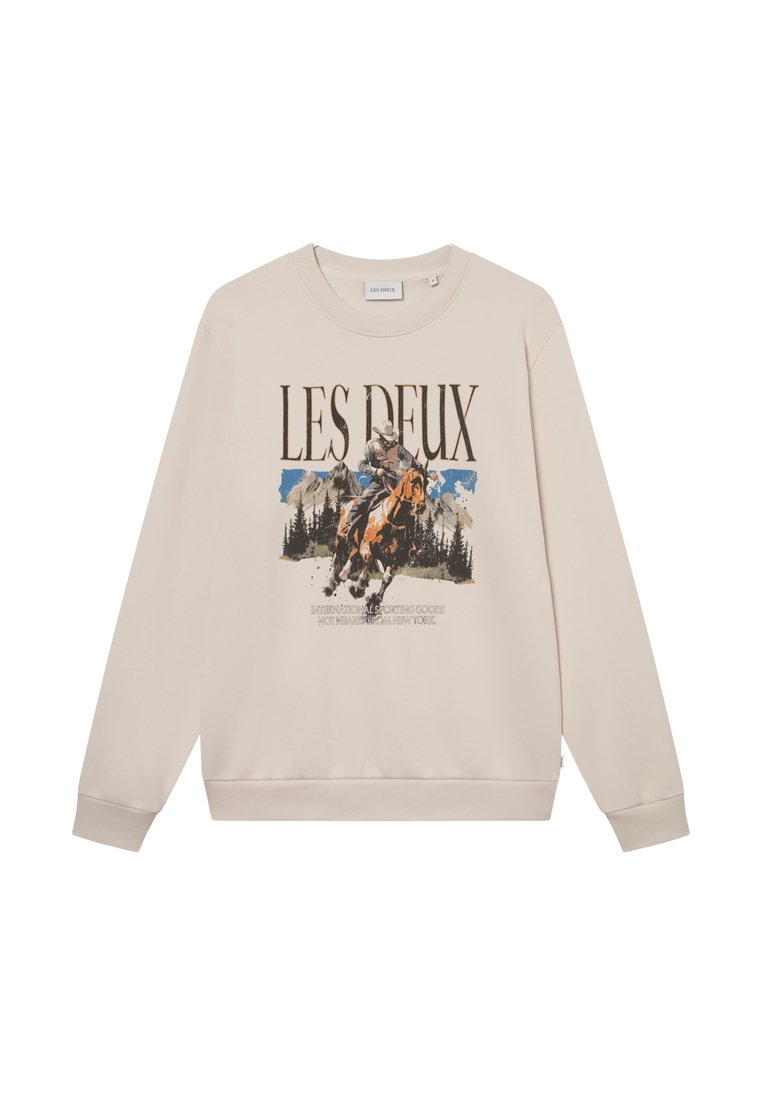 Beiger Sweatshirt mit langen Ärmeln, rundem Ausschnitt und einem frontalen Grafikdruck, der einen Pferdereiter und Berge zeigt. Weiches Material, entspannte Passform.