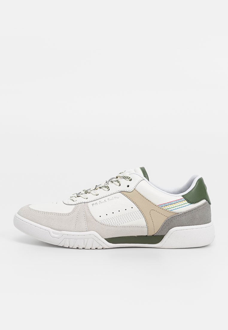 Weiße und beige Sneaker aus Wildleder und synthetischen Materialien, mit grünen Akzenten, durchlöchertem Detail und reflektierendem Streifen an der Seite.