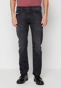 Schwarze Denim-Jeans für Herren mit geradem Bein, fünf Taschen und kontrastierender Naht. Getragen mit schwarzen eleganten Schuhen und einem burgunderroten Hemd.