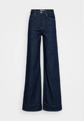 Dunkelblaue High-Waist-Weitbein-Jeans mit vorderen Taschen, Gürtelschlaufen, Knopfverschluss und sichtbaren Nähten auf weißem Hintergrund.