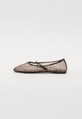 Transparente Netz-Ballettschuhe mit einem Leopardenmuster, braunen Akzenten, einem Riemen über dem Schuh und einem spitzen Zehendesign. Flacher Absatz.