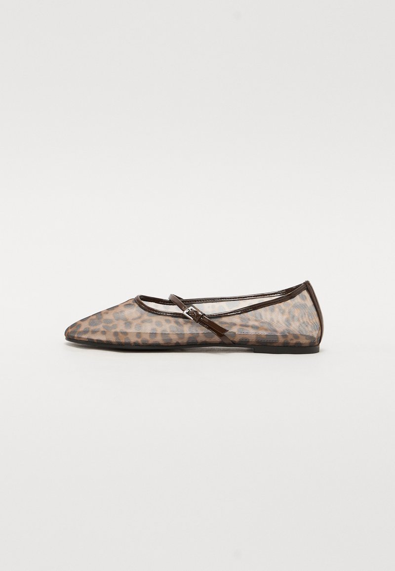 Transparente Netz-Ballettschuhe mit einem Leopardenmuster, braunen Akzenten, einem Riemen über dem Schuh und einem spitzen Zehendesign. Flacher Absatz.