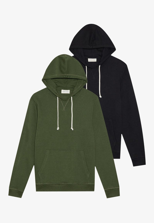 Zwei Hoodies aus Baumwolle in Olivgrün und Schwarz, ausgestattet mit Fronttaschen, Kapuzen mit Zugbändern und gerippten Bündchen. Etiketten sind am Hals angebracht.