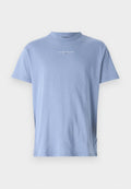 Helles blaues Baumwoll-T-Shirt mit hohem Kragen, kurzen Ärmeln und einem in der Mitte der Brust platzierten "TOMMY JEANS"-Logo. Glatte Textur.