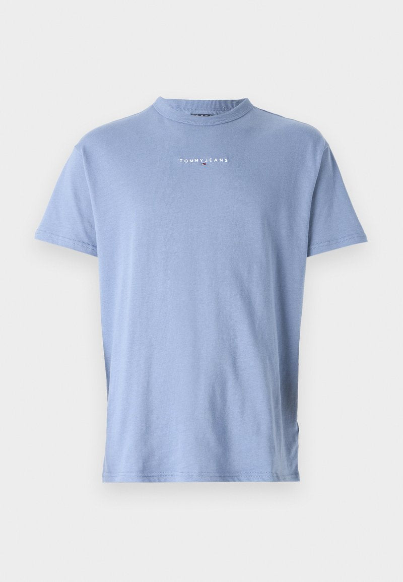 Helles blaues Baumwoll-T-Shirt mit hohem Kragen, kurzen Ärmeln und einem in der Mitte der Brust platzierten "TOMMY JEANS"-Logo. Glatte Textur.