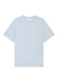 Hellblaues Baumwoll-T-Shirt mit Rundhalsausschnitt und kurzen Ärmeln. Verfügt über ein dezentes Logodetail am linken Ärmel. Einfaches Design.