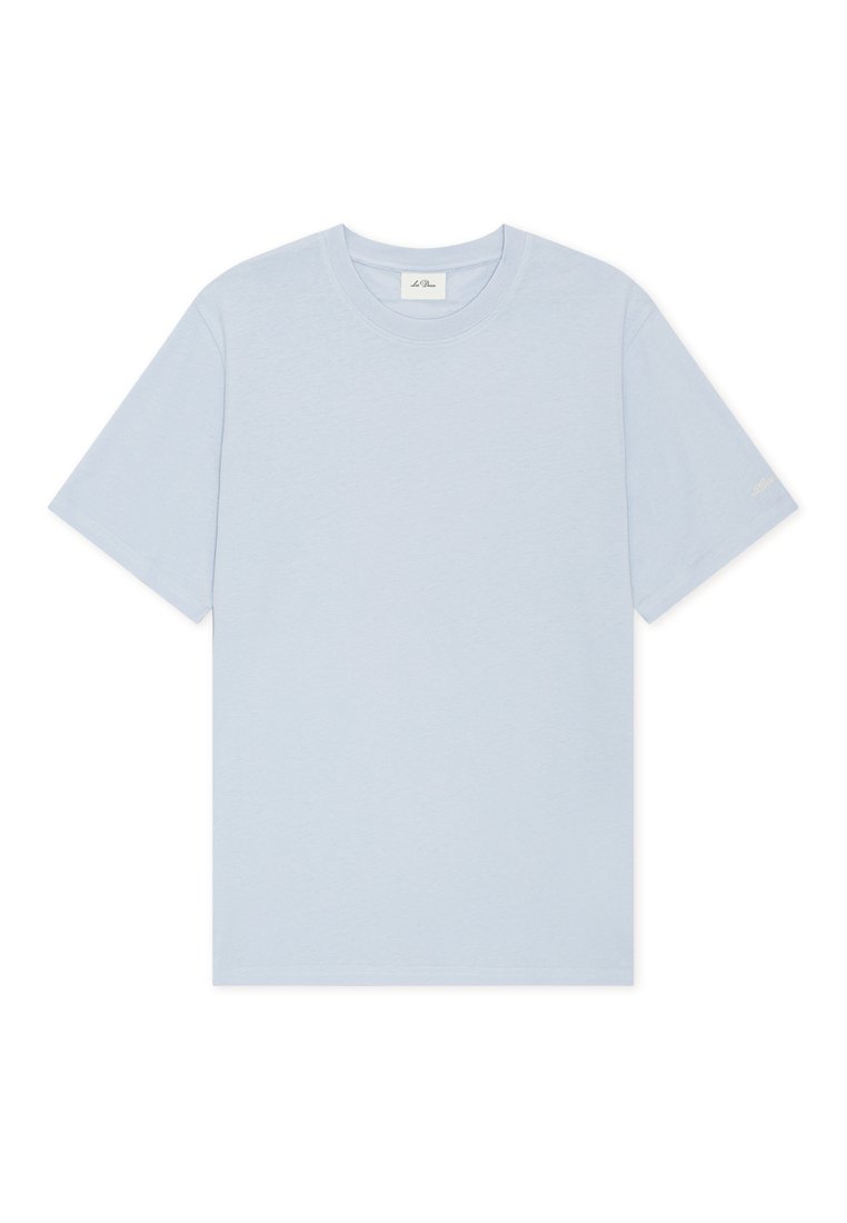 Hellblaues Baumwoll-T-Shirt mit Rundhalsausschnitt und kurzen Ärmeln. Verfügt über ein dezentes Logodetail am linken Ärmel. Einfaches Design.