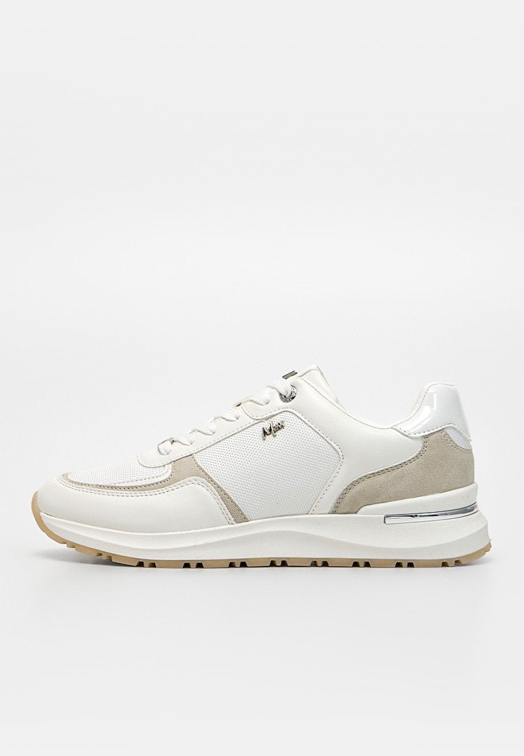 Weißer und beiger Sneaker mit Mesh- und Wildlederpaneelen, Schnürdesign und einer beigefarbenen Gummisohle, seitlich auf einem schlichten Hintergrund dargestellt.