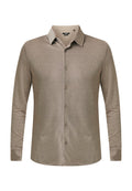 Beige Langarmshirt, mit Knopfleiste, weichem Material, dezentem Glanz und klassischem Kragen. Verfügt über gleichmäßig angeordnete Knöpfe entlang der Vorderseite.