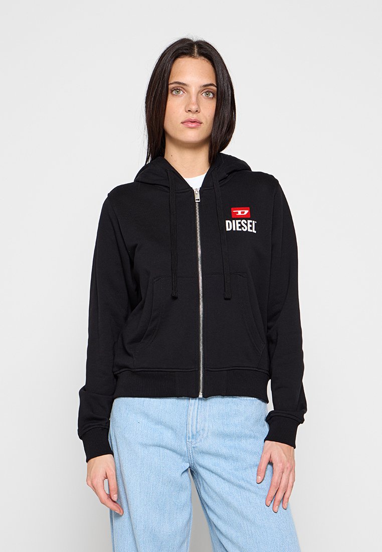 Schwarzer Hoodie mit Reißverschluss aus weichem Material, mit einer Kängurutasche, Kordelzügen und einem roten und weißen Diesel-Logo auf der Brust.
