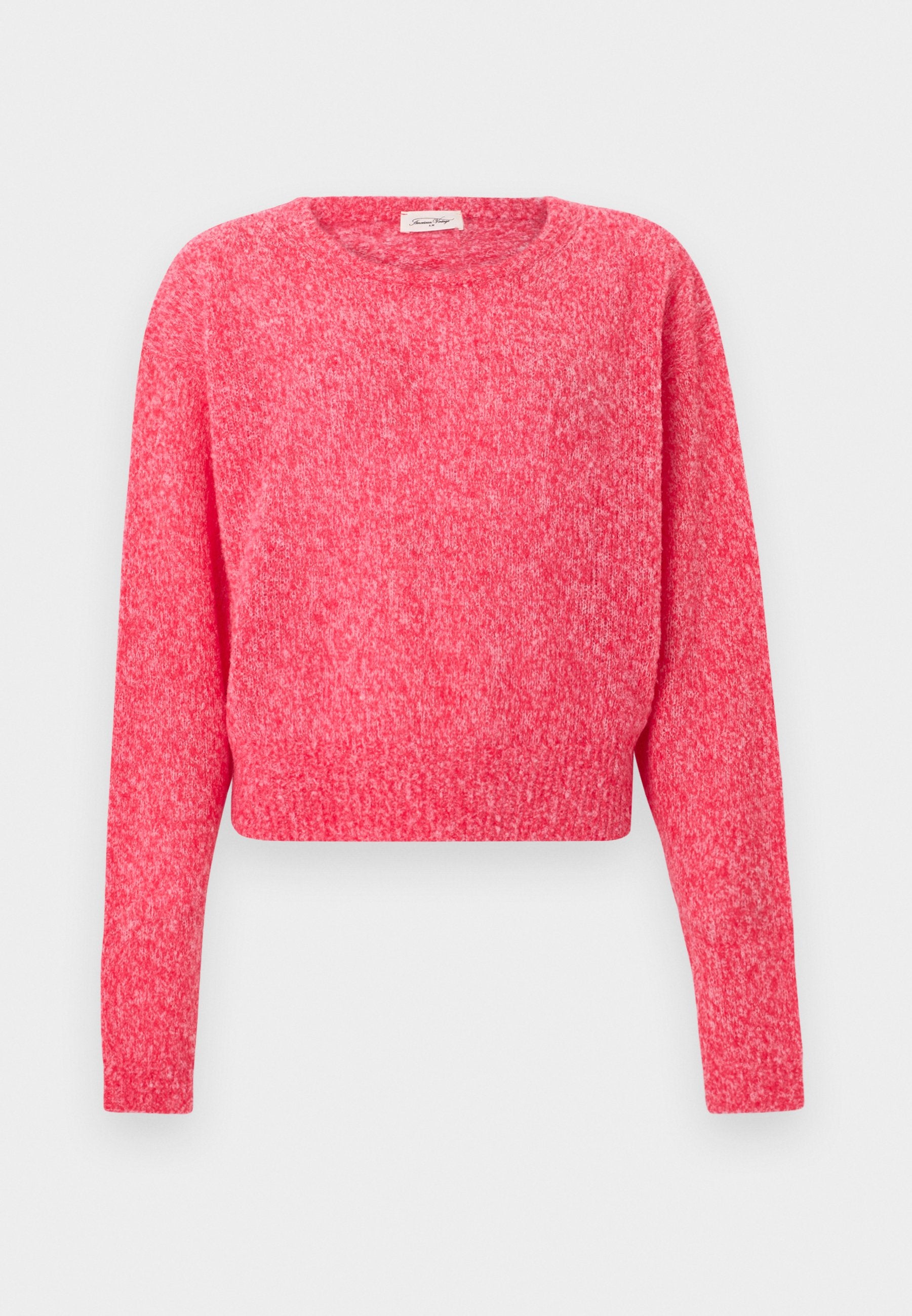 Langärmliger Pullover mit Rundhalsausschnitt, pinker strukturierter Strick, leicht taillierte Passform, auf schlichtem weißem Hintergrund.