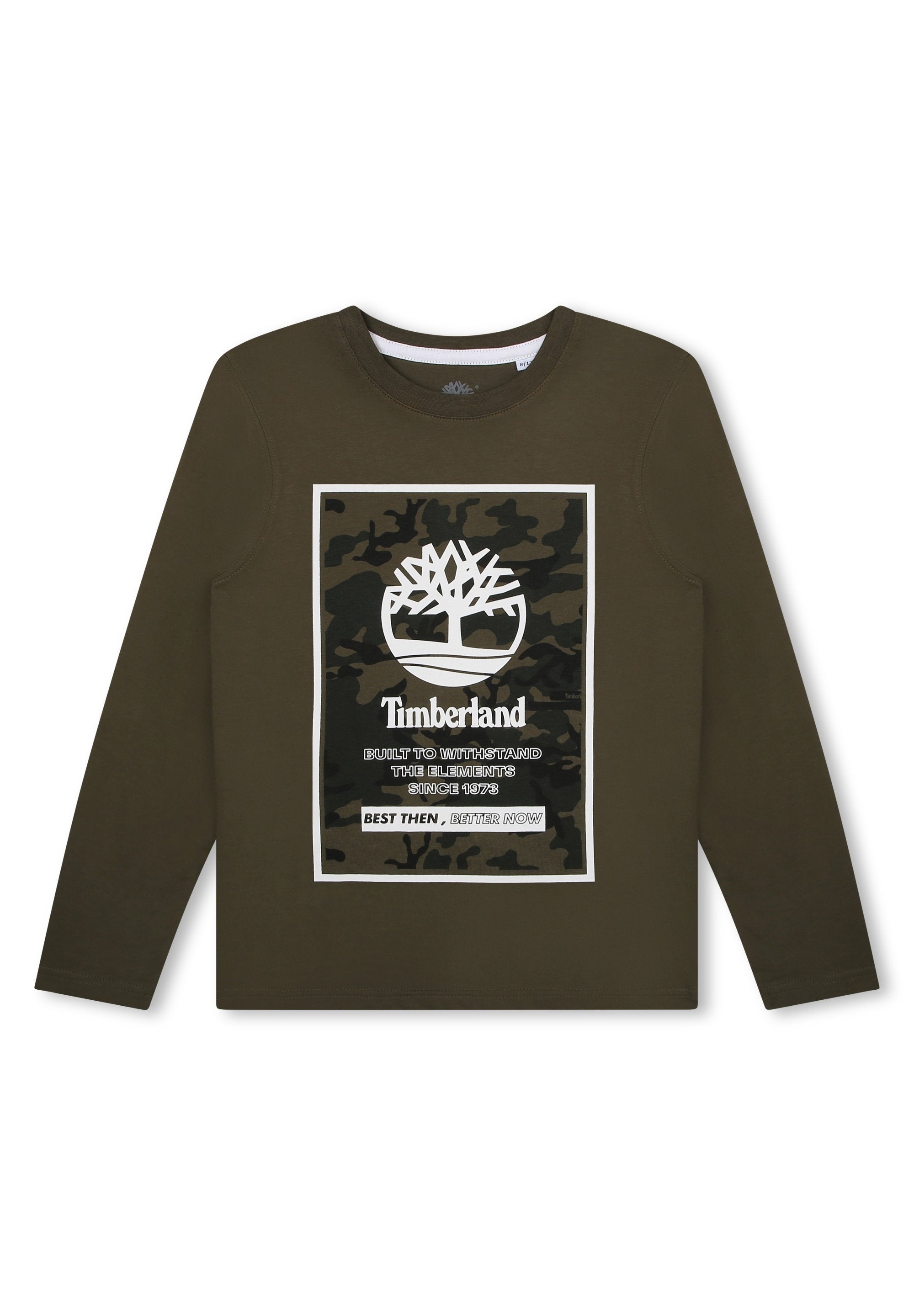 Langärmliges olivgrünes Hemd mit einem weißen Grafikdesign des Timberland-Logos und einem Camouflage-Hintergrund mit Textelementen. Material aus Baumwollmischung.