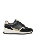 Schwarzer und goldener Sneaker mit niedrigem Schaft, Schnürung vorne, perforierter Seitenpartie, weißer klobiger Sohle und strukturierter schwarzer Laufsohle.