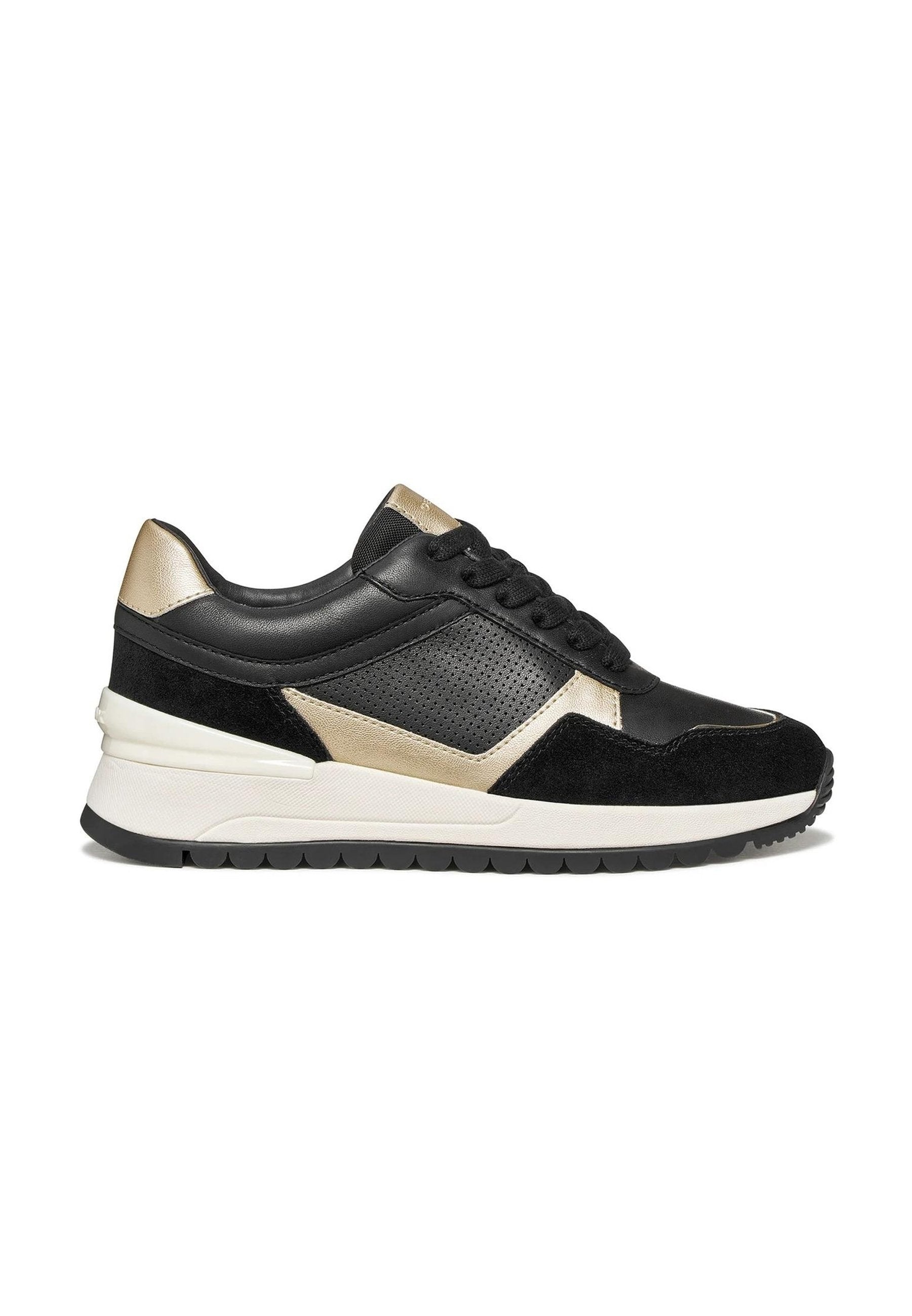 Schwarzer und goldener Sneaker mit niedrigem Schaft, Schnürung vorne, perforierter Seitenpartie, weißer klobiger Sohle und strukturierter schwarzer Laufsohle.