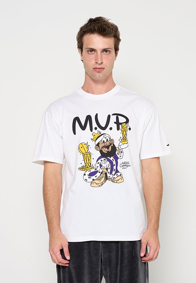 Mann trägt weißes T-Shirt mit einem Cartoon-König, der die NBA-Trophäe hält, und dem Text M.V.P. NBA Champs 2020 in Schwarz und Gelb.