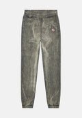 Graue Acid-Wash-Jogginghosen mit elastischem Bund und Bündchen, versehen mit einem kleinen roten und weißen Logo-Patch auf dem oberen linken Oberschenkel.