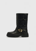 Schwarzer kniehoher Lederstiefel mit Muster und klobiger Sohle, mit goldener Schnalle als Akzent und strukturiertem Obermaterial.