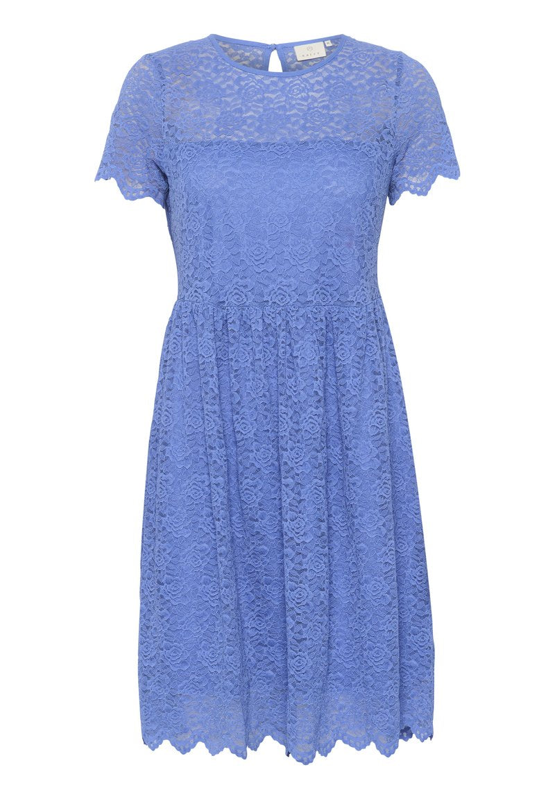 Blaues Spitzenkleid mit rundem Ausschnitt, kurzen Ärmeln und einem plissierten Rock mit gewelltem Saum. Detail mit Schlüssellochausschnitt am Rücken.