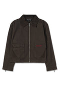 Braune Jacke mit Reißverschluss vorne, Kragen, zwei Fronttaschen und roter "Pegador"-Bordierung. Hergestellt aus strapazierfähigem Stoff mit strukturierter Oberfläche.